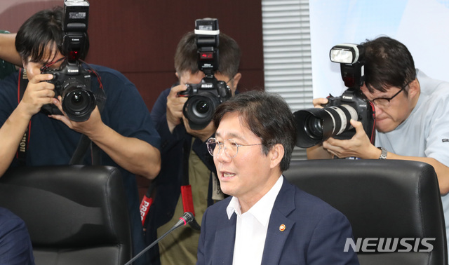 【서울=뉴시스】 전진환 기자 = 일본정부가 반도체와 OLED(유기발광다이오드) 소재의 한국 수출규제를 발표한 가운데 1일 오후 수출상황 점검회의가 열린 서울 종로구 한국무역보험공사 대회의실에서 성윤모 산업통상자원부장관이 모두발언을 하고있다. 2019.07.01. amin2@newsis.com