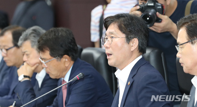 【서울=뉴시스】 전진환 기자 = 일본정부가 반도체와 OLED(유기발광다이오드) 소재의 한국 수출규제를 발표한 가운데 1일 오후 수출상황 점검회의가 열린 서울 종로구 한국무역보험공사 대회의실에서 성윤모 산업통상자원부장관이 모두발언을 하고있다. 2019.07.01. amin2@newsis.com