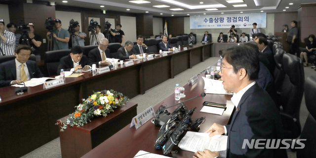 【서울=뉴시스】 전진환 기자 = 일본정부가 반도체와 OLED(유기발광다이오드) 소재의 한국 수출규제를 발표한 가운데 1일 오후 수출상황 점검회의가 열린 서울 종로구 한국무역보험공사 대회의실에서 성윤모 산업통상자원부장관이 모두발언을 하고 있다. 2019.07.01. amin2@newsis.com