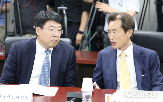 【서울=뉴시스】 전진환 기자 = 일본정부가 반도체와 OLED(유기발광다이오드) 소재의 한국 수출규제를 발표한 가운데 1일 오후 수출상황 점검회의가 열린 서울 종로구 한국무역보험공사 대회의실에서 한국반도체산업협회장을 대신해 참석한 전세원(왼쪽) 삼성전자 부사장이 김효석 대한석유협회 회장과 대화하고 있다. 2019.07.01. amin2@newsis.com
