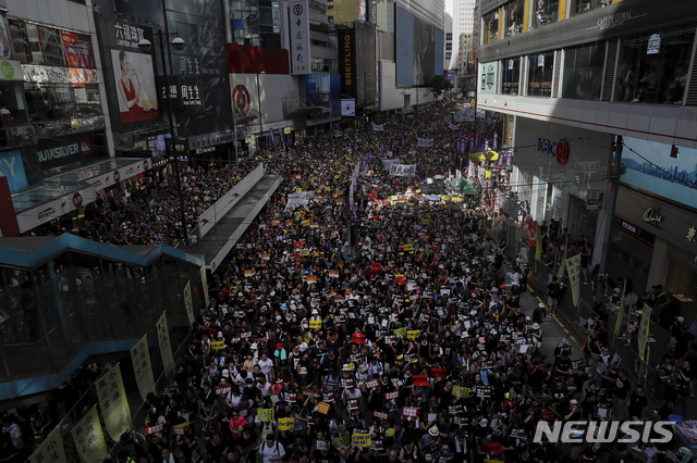 홍콩 시민 수만 명이 반환기념일인 1일 연례 민주화 거리행진 시위에 나섰다    AP 