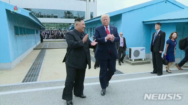 【서울=뉴시스】김정은 국무위원장이 지난달 30일 경기도 파주 판문점에서 도널드 트럼프 미국 대통령과 회담했다고 조선중앙TV가 1일 보도했다. 사진은 북측으로 넘어간 트럼프 대통령이 김정은 위원장과 박수를 치고 있다. 2019.07.01. (사진=조선중앙TV 캡쳐)&nbsp; photo@newsis.com