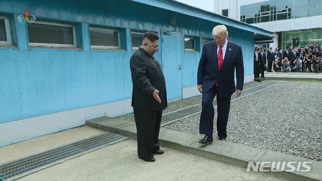 [파주=뉴시스] 2019년 6월30일 경기도 파주 판문점에서 김정은 북한 국무위원장이 도널드 트럼프 미국 대통령에게 공동경비구역(JSA) 군사분계선을 넘어오도록 안내하고 있다. (사진=뉴시스DB)