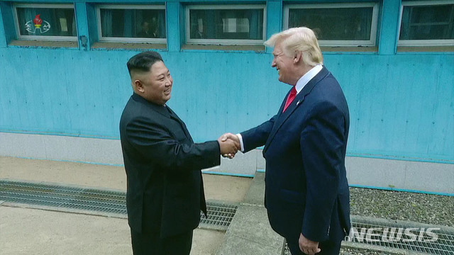 【서울=뉴시스】지난 6월30일 경기도 파주 판문점에서 김정은 북한 국무위원장(왼쪽)과 도널드 트럼프 미국 대통령이 악수를 나누고 있다. 2019.07.15. (사진=조선중앙TV 캡처) photo@newsis.com