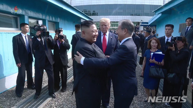 【서울=뉴시스】김정은 국무위원장이 지난달 30일 경기도 파주 판문점에서 도널드 트럼프 미국 대통령과 회담했다고 조선중앙TV가 1일 보도했다. 사진은 문재인 대통령과 김정은 국무위원장이 포옹하고 있다. 2019.07.01. (사진=조선중앙TV 캡쳐) photo@newsis.com
