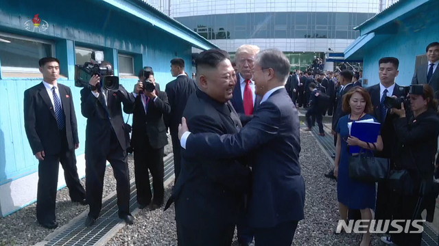 【서울=뉴시스】김정은 국무위원장이 지난달 30일 경기도 파주 판문점에서 도널드 트럼프 미국 대통령과 회담했다고 조선중앙TV가 1일 보도했다. 사진은 문재인 대통령과 김정은 국무위원장이 포옹하고 있다. 2019.07.01. (사진=조선중앙TV 캡쳐) photo@newsis.com