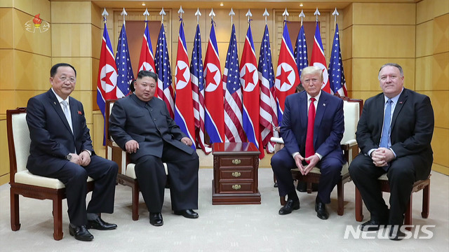 【서울=뉴시스】김정은 국무위원장이 지난달 30일 경기도 파주 판문점에서 도널드 트럼프 미국 대통령과 회담했다고 조선중앙TV가 1일 보도했다. 사진은 리용호(왼쪽부터) 북한 외무상, 김정은 국무위원장, 트럼프 대통령, 마이크 폼페이오 미국 국무장관이 포즈를 취하고 있다. 2019.07.01. (사진=조선중앙TV 캡쳐)&nbsp; photo@newsis.com