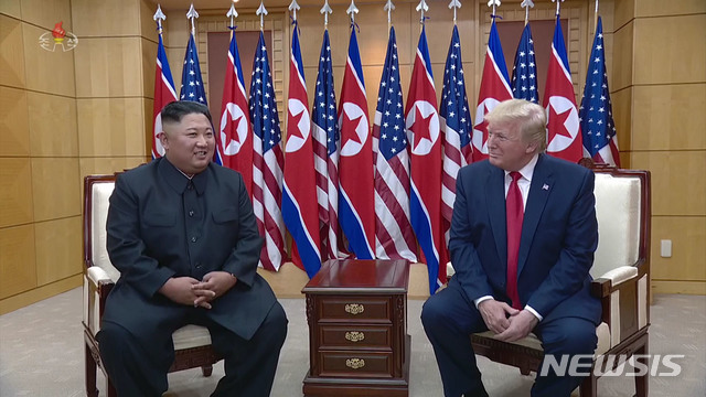 【서울=뉴시스】김정은 국무위원장이 지난달 30일 경기도 파주 판문점에서 도널드 트럼프 미국 대통령과 회담했다고 조선중앙TV가 1일 보도했다. 2019.07.01. (사진=조선중앙TV 캡쳐)&nbsp; photo@newsis.com