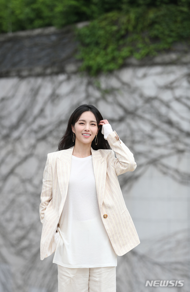 【서울=뉴시스】조수정 기자 = 국가무형문화재 제30호 가곡 이수자인 정가(正歌) 가객 하윤주가 28일 오후 서울 서초동 국립국악원에서 뉴시스와 인터뷰에 앞서 포즈를 취하고 있다. 2019.07.02. chocrystal@newsis.com