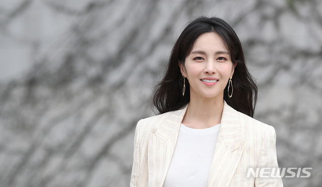 【서울=뉴시스】조수정 기자 = 국가무형문화재 제30호 가곡 이수자인 정가(正歌) 가객 하윤주가 28일 오후 서울 서초동 국립국악원에서 뉴시스와 인터뷰에 앞서 포즈를 취하고 있다. 2019.07.02. chocrystal@newsis.com