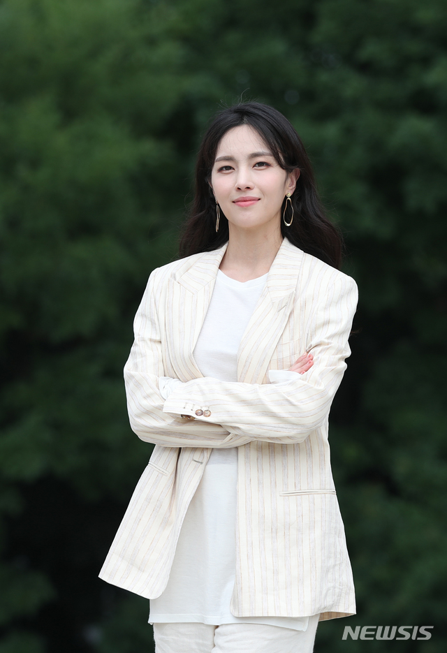 【서울=뉴시스】조수정 기자 = 국가무형문화재 제30호 가곡 이수자인 정가(正歌) 가객 하윤주가 28일 오후 서울 서초동 국립국악원에서 뉴시스와 인터뷰에 앞서 포즈를 취하고 있다. 2019.07.02. chocrystal@newsis.com