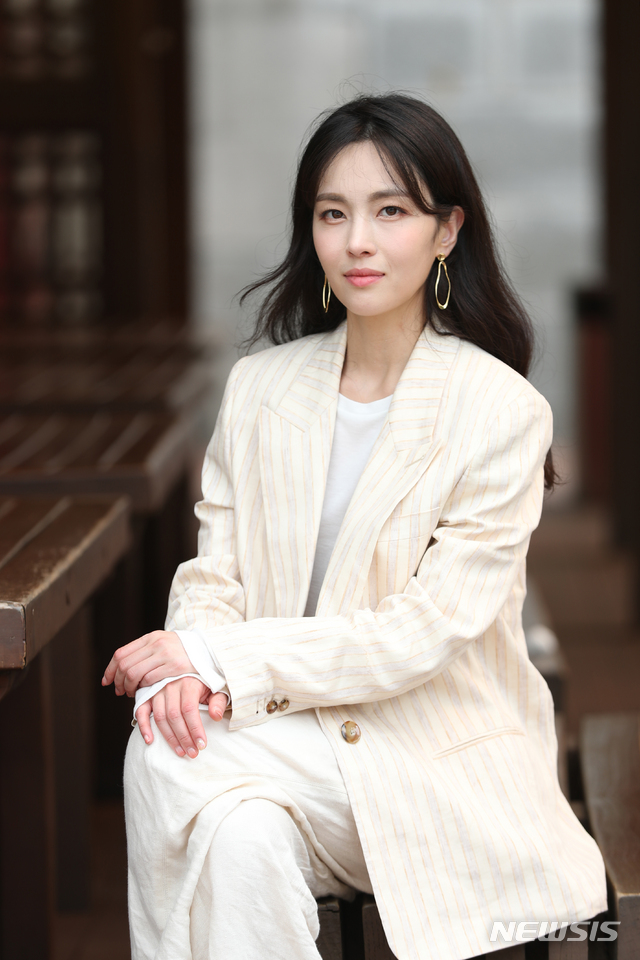 【서울=뉴시스】조수정 기자 = 국가무형문화재 제30호 가곡 이수자인 정가(正歌) 가객 하윤주가 28일 오후 서울 서초동 국립국악원에서 뉴시스와 인터뷰에 앞서 포즈를 취하고 있다. 2019.07.02. chocrystal@newsis.com