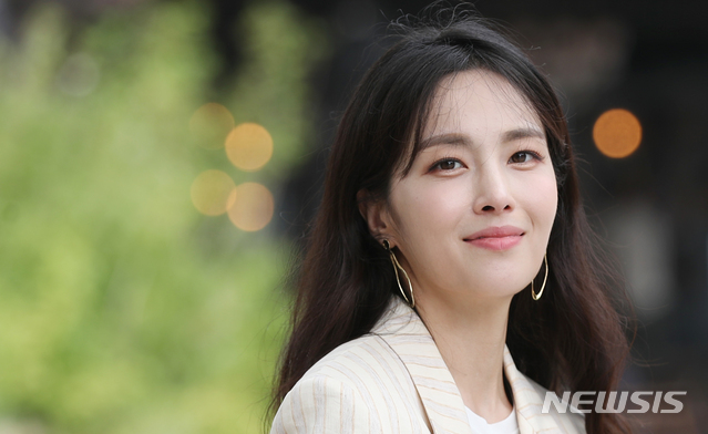 【서울=뉴시스】조수정 기자 = 국가무형문화재 제30호 가곡 이수자인 정가(正歌) 가객 하윤주가 28일 오후 서울 서초동 예술의전당에서 뉴시스와 인터뷰에 앞서 포즈를 취하고 있다. 2019.07.02. chocrystal@newsis.com