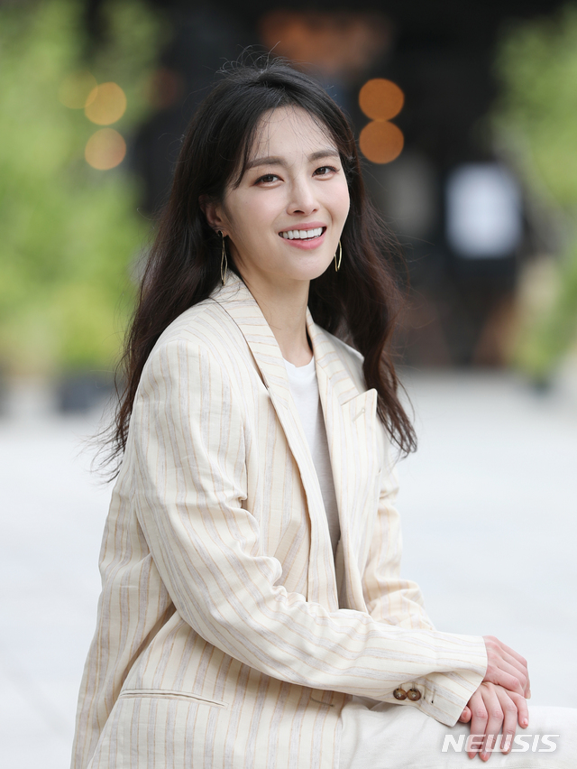 【서울=뉴시스】조수정 기자 = 국가무형문화재 제30호 가곡 이수자인 정가(正歌) 가객 하윤주가 28일 오후 서울 서초동 예술의전당에서 뉴시스와 인터뷰에 앞서 포즈를 취하고 있다. 2019.07.02. chocrystal@newsis.com