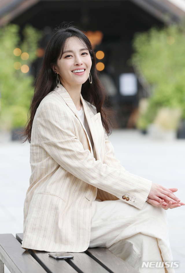 【서울=뉴시스】조수정 기자 = 국가무형문화재 제30호 가곡 이수자인 정가(正歌) 가객 하윤주가 28일 오후 서울 서초동 예술의전당에서 뉴시스와 인터뷰에 앞서 포즈를 취하고 있다. 2019.07.02. chocrystal@newsis.com