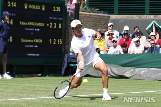 【서울=뉴시스】 권순우가 1일(한국시간) 영국 런던 윔블던의 올잉글랜드클럽에서 열린 카렌 하차노프와의 윔블던 테니스대회 남자단식 1회전에서 경기를 하고 있다. (사진 = 대한테니스협회 제공)