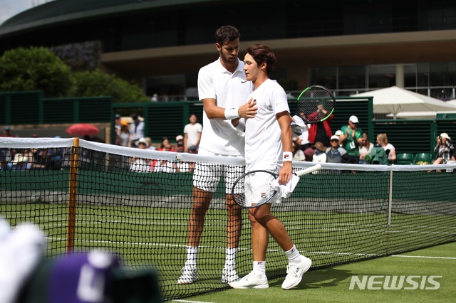 【서울=뉴시스】 권순우(사진 오른쪽)가 1일(한국시간) 영국 런던 윔블던의 올잉글랜드클럽에서 열린 카렌 하차노프와의 윔블던 테니스대회 남자단식 1회전에서 패배한 뒤 하차노프와 인사를 나누고 있다. (사진 = 대한테니스협회 제공)