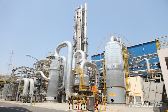 【서울=뉴시스】휴켐스 여수공장 질산5공장에 설치된 온실가스 저감 장치. (사진=휴켐스 제공)