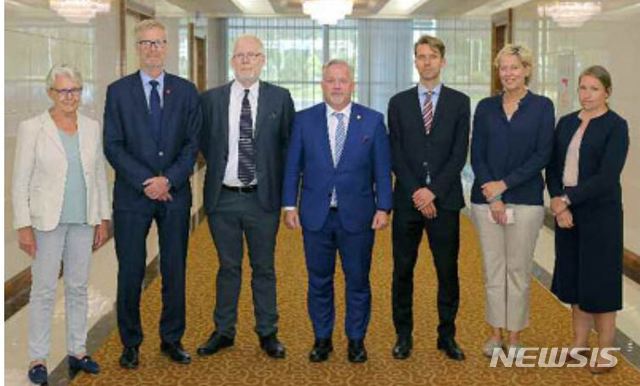 【서울=뉴시스】북한을 방문한 스웨덴 정부 특사인 켄트 해슈테트 일행. (사진=노동신문 캡쳐)