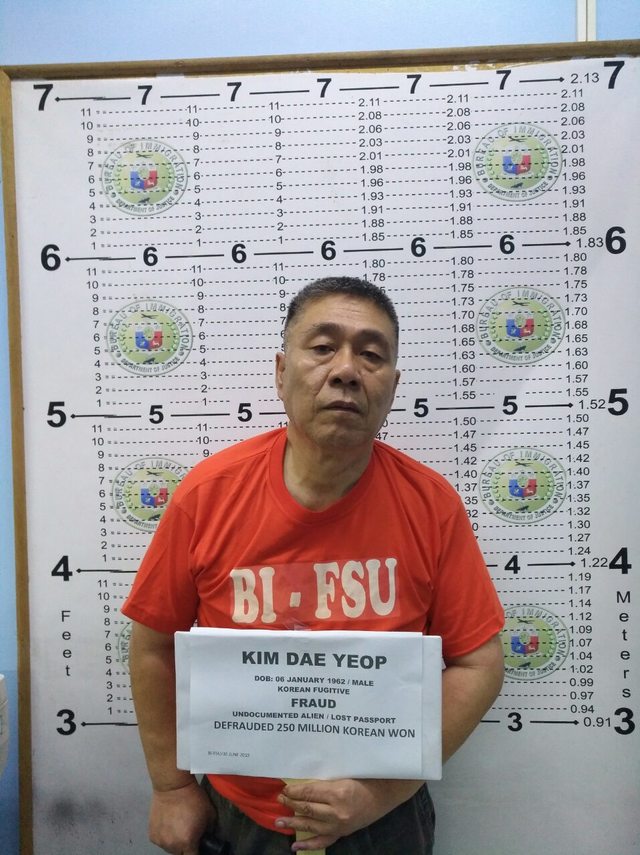 【서울=뉴시스】지난 2일 경찰에 따르면 지난 2002년 대선 당시 한나라당 이회창 후보 장남의 병역비리 의혹을 제기해 이른바 '병풍(兵風)'사건을 일으켰던 김대업(58)씨가 해외도피 3년 만에 지난달 30일 필리핀에서 검거됐다. (사진=경찰청 제공).2019.07.02