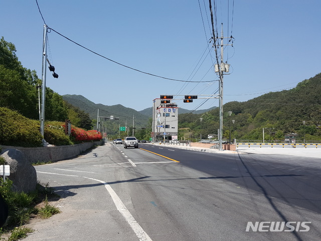 【곡성=뉴시스】 송창헌 기자 = 전남 곡성군이 올해 말을 목표로 한국전력과 함께 총 45억원을 들여 섬진강변 전신주와 전선을 땅 속에 묻는 지중화작업을 완료키로 했다고 2일 밝혔다. 2019.07.02 (사진=곡성군 제공) photo@newsis.com