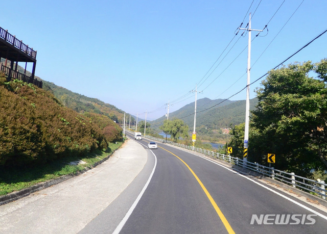 【곡성=뉴시스】 송창헌 기자 = 전남 곡성군이 올해 말을 목표로 한국전력과 함께 총 45억원을 들여 섬진강변 전신주와 전선을 땅 속에 묻는 지중화작업을 완료키로 했다고 2일 밝혔다. 2019.07.02 (사진=곡성군 제공) photo@newsis.com