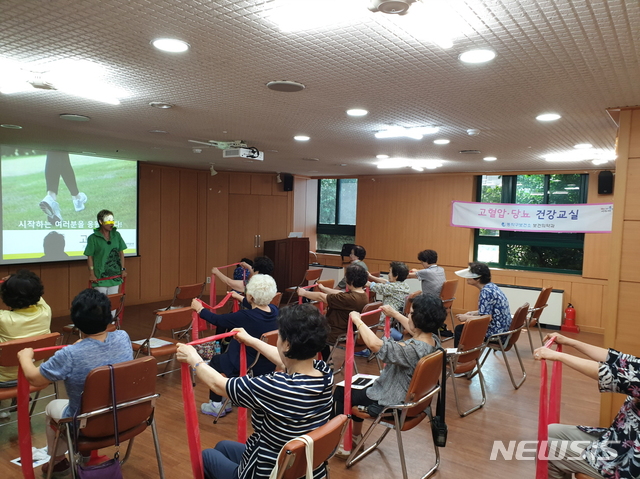 【서울=뉴시스】 동작구 고혈압당뇨병 건강교실 운동교육. 2019.07.02. (사진=동작구 제공)