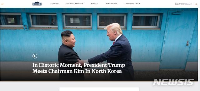 【서울=뉴시스】백악관이 1일(현지시간) 백악관 홈페이지 메인 화면에 '역사적 순간- 트럼프대통령과 북한 김정은 위원장과의 만남'이라는 제목의 동영상을 게재했다. 2019.07.02