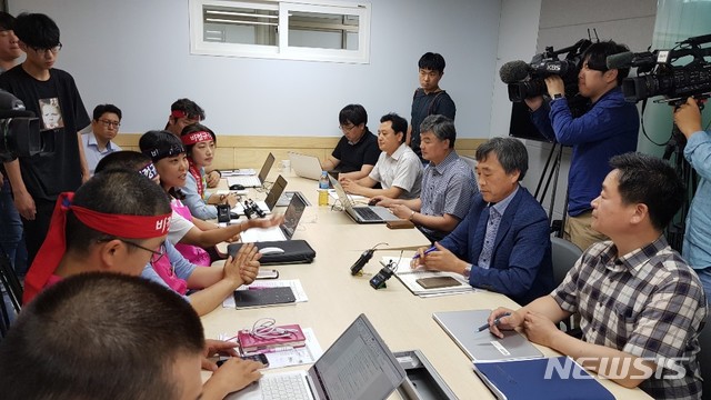 【서울=뉴시스】구무서 기자 = 교육당국과 학교비정규직연대희외는 2일 오후 서울 광진구 고속터미널 인근에서 교섭을 시작했다. 2019.07.02. nowest@newsis.com 