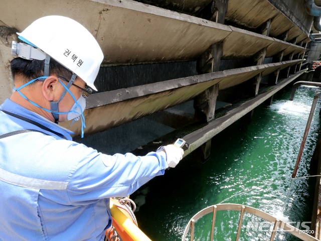[포항=뉴시스] 공장 직원이 혹서기를 대비해 냉각수를 공급하는 냉각타워를 점검하고 있다. (사진=뉴시스DB). **위 사진은 기사 내용과 무관합니다. 