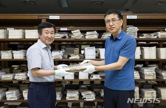 박병주 국립중앙도서관 고문헌과장(왼쪽), 기증자 허민욱씨