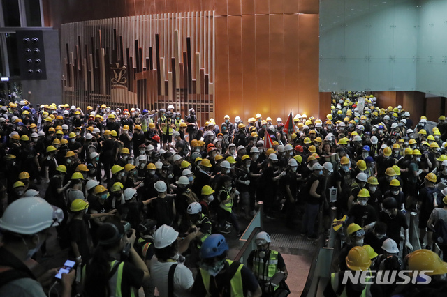 【홍콩=AP/뉴시스】1일(현지시간) 홍콩 입법회를 장악한 '범죄인 인도법안' 반대 시위대가 실내에 모여 시위하고 있다. 2019.07.02.