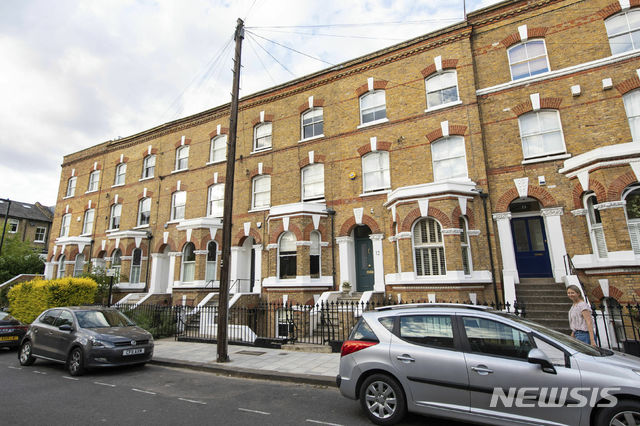 【런던=AP/뉴시스】 지난 30일 오후 3시39분께 런던 남부 클래펌 지역의 공중에서 남성의 시체가 갑작스럽게 한 주택의 정원으로 떨어진 사건이 발생했다. 케냐 당국은 3일(현지시간) 케냐 항공 여객기에 몰래 숨어 밀항을 시도하다 숨진 남성이 공항 직원일 가능성이 높다고 밝혔다. 사진은 1일 촬영한 클래펌 지역의 모습. 2019.07.03.