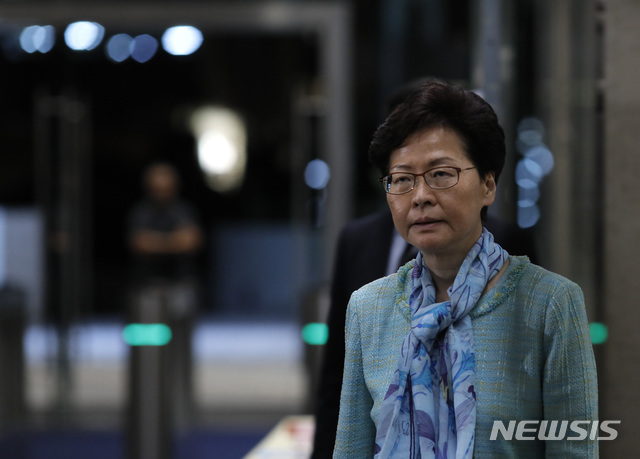 【홍콩=AP/뉴시스】캐리 함 홍콩 행정장관이 2일 기자회견에서 기자들의 질문을 듣고 있다. 람 장관은 이날 시위대가 입법회 건물을 점거하고 파손한 것을 비난하면서 홍콩 사회가 시위에 대한 이 같은 비난에 동의하고 가능한 한 빨리 사회가 정상으로 복귀하기를 희망한다고 말했다. 2019.7.2