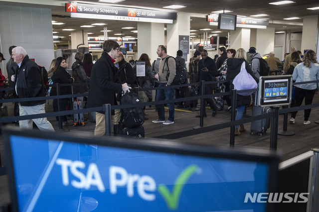 【필라델피아= AP/뉴시스】미국 전역의 공항 보안검색을 담당하는 TSA의 필라델피아 공항 검색대. 