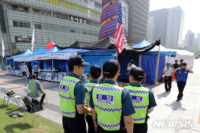 【서울=뉴시스】 이윤청 기자 = 사진은 우리공화당(구 대한애국당) 천막 당사가 설치되어 있는 2일 서울 종로구 청계광장의 모습. 2019.07.02. radiohead@newsis.com