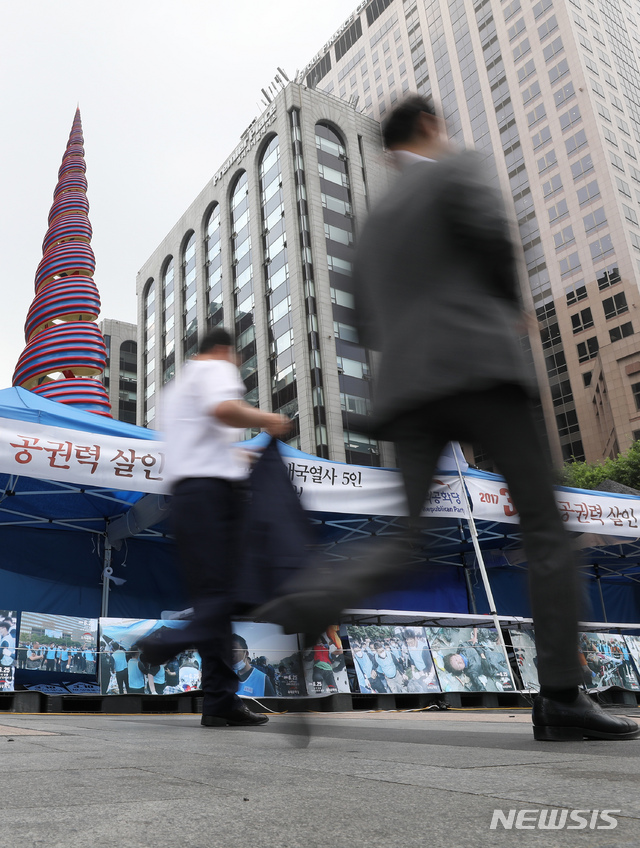 【서울=뉴시스】 이윤청 기자 = 광화문광장을 떠나 청계광장 인근에서 농성 중인 우리공화당(구 대한애국당)이 경찰에 시설물 관리와 신변보호를 요청했다고 1일 주장했다.&nbsp; 반면 우리공화당 측 주장과 달리 이들의 신변보호 요청과 관련해 종로경찰서에 접수된 공문은 없는 것으로 파악됐다.&nbsp; 현재 우리공화당은 광화문광장의 천막 재설치 가능성을 열어두고 있는 상태다. 그럼에도 광장에 서울시가 대형화분 80개를 설치한 상황이어서 실제 '재점거'에 이르기는 쉽진 않을 것으로 전망된다.&nbsp; 사진은 우리공화당(구 대한애국당) 천막 당사가 설치되어 있는 2일 서울 종로구 청계광장의 모습. 2019.07.02.&nbsp; radiohead@newsis.com