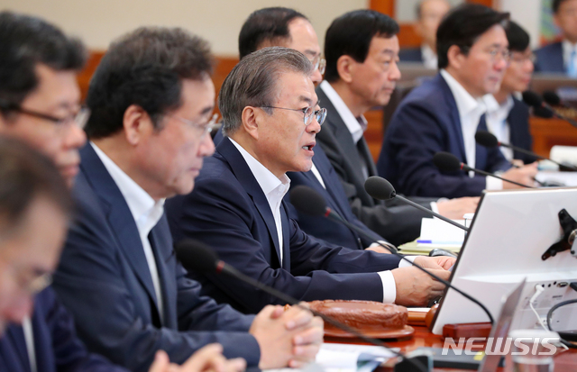 【서울=뉴시스】전신 기자 = 문재인 대통령이 2일 청와대 본관에서 열린 국무회의를 주재하고 있다. 2019.07.02. photo1006@newsis.com