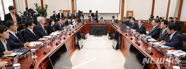 【서울=뉴시스】전신 기자 = 문재인 대통령이 2일 청와대 본관에서 열린 국무회의를 주재하고 있다. 2019.07.02. photo1006@newsis.com