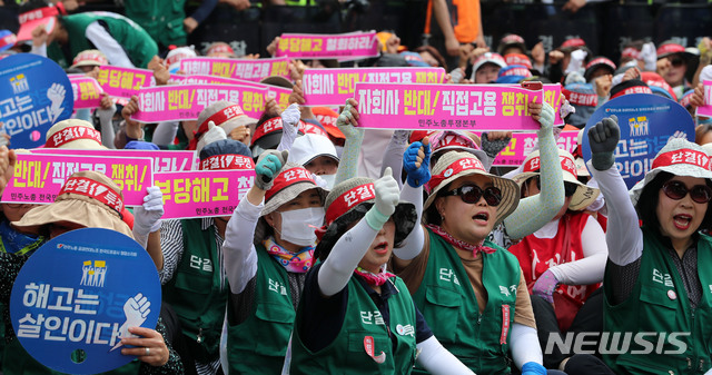 【서울=뉴시스】박주성 기자 = 노숙 농성 중인 한국도로공사 정규직 전환 민주노총 투쟁본부 노조원들이 2일 오전 서울 종로구 효자치안센터에서 경찰과 대치하며 청와대와 정부의 1천500명 집단 해고 사태 책임을 요구하며 구호를 외치고 있다. 2019.07.02. park7691@newsis.com