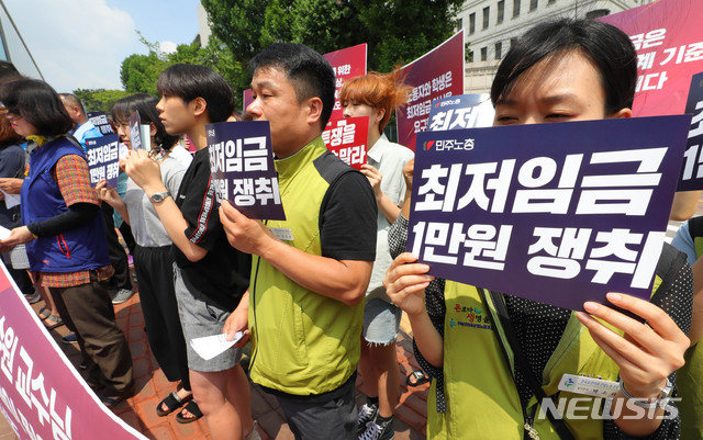 【서울=뉴시스】배훈식 기자 = 2일 오전 서울 용산구 숙명여자대학교 앞에서 숙대 총학생회와 공공운수노조 서울지부 등 노동자들이 공동 기자회견을 열고 최저임금위원회 공익위원 권순원 교수가 최저임금 1만원 실현을 위해 노력해 줄 것을 촉구하고 있다. 2019.07.02.&nbsp; dahora83@newsis.com