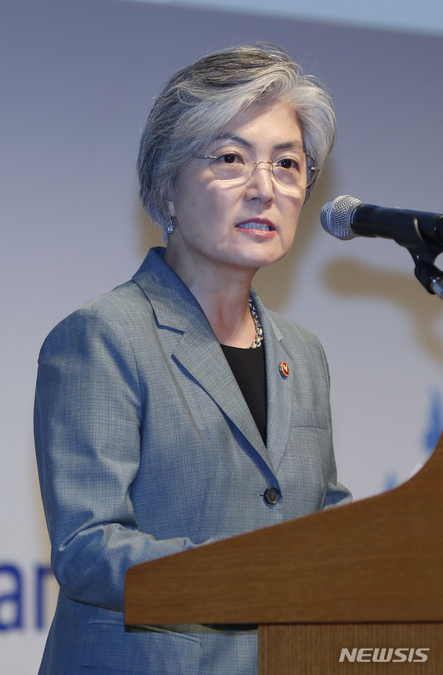 【서울=뉴시스】최동준 기자 = 강경화 외교부 장관이 2일 서울 소공동 롯데호텔에서 열린 '제1차 여성과 함께하는 평화 국제회의'에 참석해 개회사를 하고 있다. 2019.07.02. photocdj@newsis.com