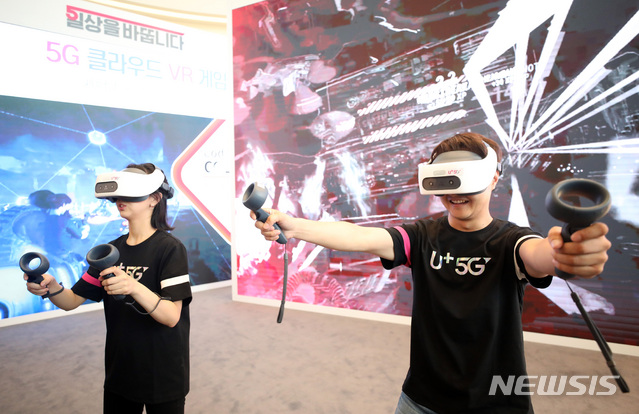 【서울=뉴시스】 전진환 기자 = 2일 오전 서울 용산구 LG유플러스 본사에서 직원들이 세계 최초로 선보이는 5G 네트워크를 기반으로 한 클라우드 VR게임을 체험하고 있다. 2019.07.02. amin2@newsis.com