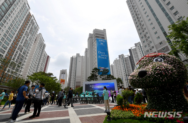 【광주=뉴시스】 신대희 기자 = 2일 광주 광산구 우산동 2019광주세계수영선수권대회 선수촌 아파트 103동 앞에서 선수촌 공개 행사가 열리고 있다. 2019.07.02.&nbsp; sdhdream@newsis.com