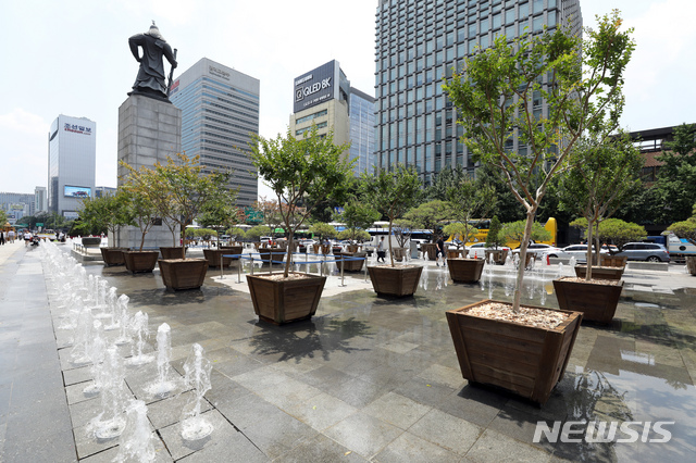 【서울=뉴시스】 이윤청 기자 = 광화문광장을 떠나 청계광장 인근에서 농성 중인 우리공화당(구 대한애국당)이 경찰에 시설물 관리와 신변보호를 요청했다고 1일 주장했다. 반면 우리공화당 측 주장과 달리 이들의 신변보호 요청과 관련해 종로경찰서에 접수된 공문은 없는 것으로 파악됐다. 현재 우리공화당은 광화문광장의 천막 재설치 가능성을 열어두고 있는 상태다. 그럼에도 광장에 서울시가 대형화분 80개를 설치한 상황이어서 실제 '재점거'에 이르기는 쉽진 않을 것으로 전망된다. 2일 서울 종로구 우리공화당이 천막이 있던 광화문광장 자리에 대형 화분들이 놓여 있다. 2019.07.02. radiohead@newsis.com