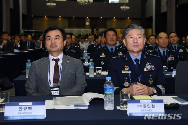 【서울=뉴시스】2일 서울 영등포구 공군회관에서 ‘평화와 번영의 한반도 시대, 항공우주력의 역할’을 주제로 개최된 제22회 항공우주력 국제학술회의에서 참가자들이 발표를 경청하고 있다. 왼쪽부터 안규백 국회 국방위원장, 원인철 공군참모총장. 2019.07.02. (사진=공군 제공) photo@newsis.com