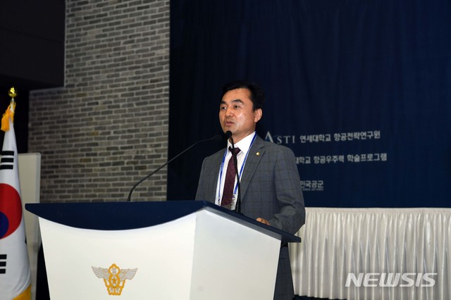 【서울=뉴시스】2일 서울 영등포구 공군회관에서 ‘평화와 번영의 한반도 시대, 항공우주력의 역할’을 주제로 개최된 제22회 항공우주력 국제학술회의에서 안규백 국회 국방위원장이 기조연설을 하고 있다. 2019.07.02. (사진=공군 제공) photo@newsis.com