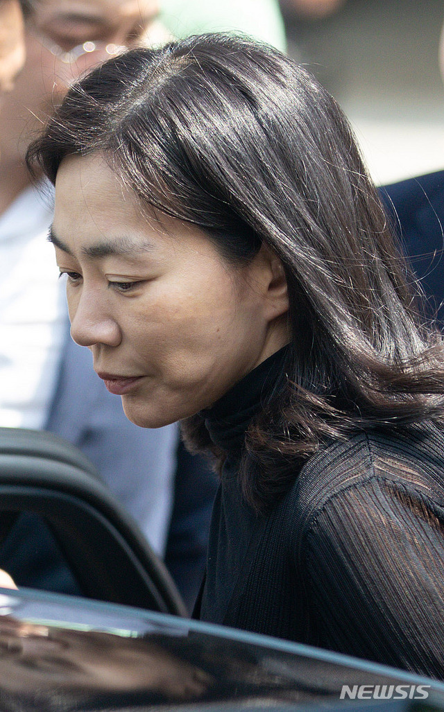 【서울=뉴시스】김선웅 기자 = 조현아 전 대한항공 부사장이 2일 오후 서울 서초구 서울중앙지법에서 열린 필리핀 가정부 불법고용 사건 1심 선고 공판에서 징역 1년, 집행유예 2년을 선고받은 후 법원을 나서고 있다. 2019.07.02.&nbsp; mangusta@newsis.com
