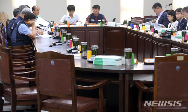【세종=뉴시스】강종민 기자 = 2일 오후 정부세종청사에서 열린 최저임금위원회 7차 전원회의에서 불참한 사용자 위원들의 자리가 텅 비어 있다. 2019.07.02. ppkjm@newsis.com