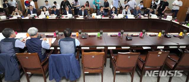 【세종=뉴시스】강종민 기자 = 2일 오후 정부세종청사에서 열린 최저임금위원회 7차 전원회의에서 불참한 사용자 위원들의 자리가 텅 비어 있다. 2019.07.02. ppkjm@newsis.com